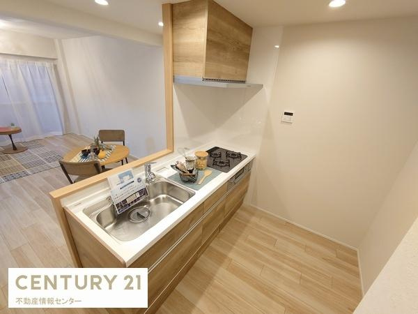 【キッチン】 | ドムール南恩加島 | 新調されたシステムキッチン！ダウンライトも新設されて明るいキッチンです！