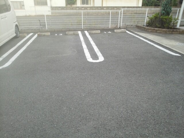 プレシャスコートＫ東松江Ⅱの駐車場