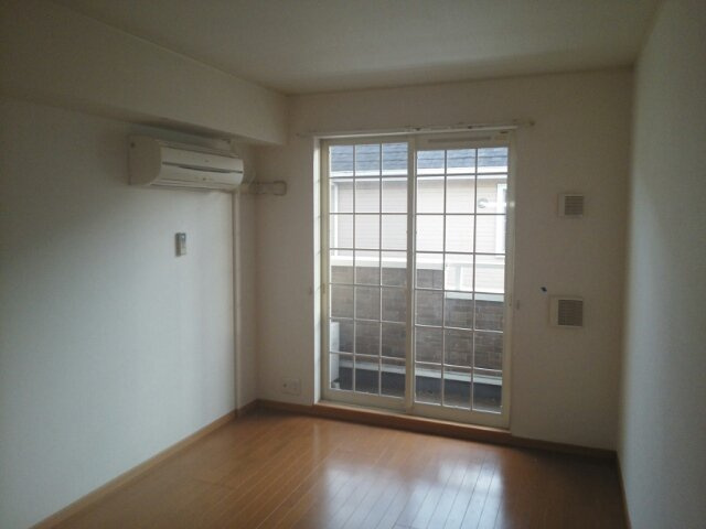 プレシャスコートＫ東松江Ⅱの居間・リビング