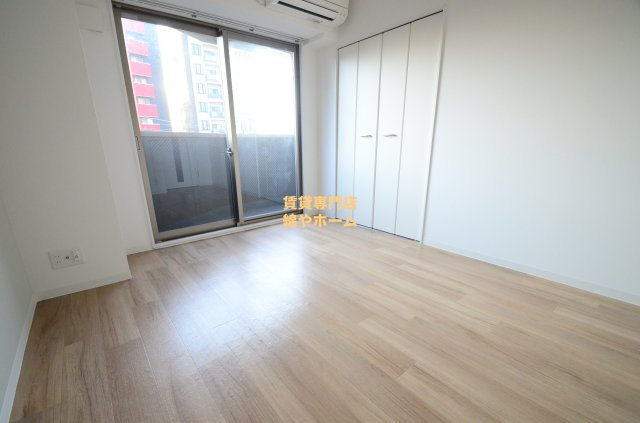 みおつくし岸里Ⅲの居間・リビング|ゆったりした洋室です