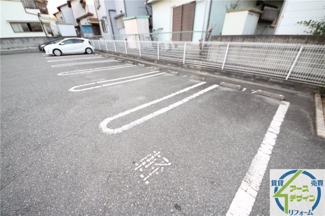 アドバンス昌の駐車場