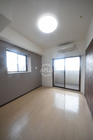 LUXE難波EASTの居間・リビング|ＬＵＸＥ難波ＥＡＳＴ　洋室