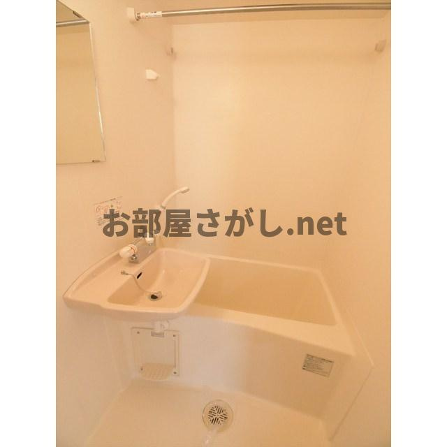 ＭＯＤＵＬＯＲ祐天寺【駅近／2026年1月入居可】の浴室|コンパクトで使いやすいお風呂です