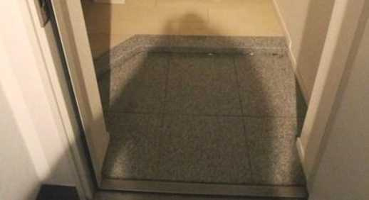 グランドコンシェルジュ用賀アジールコート　ネット無料　分譲賃貸　角部屋の玄関