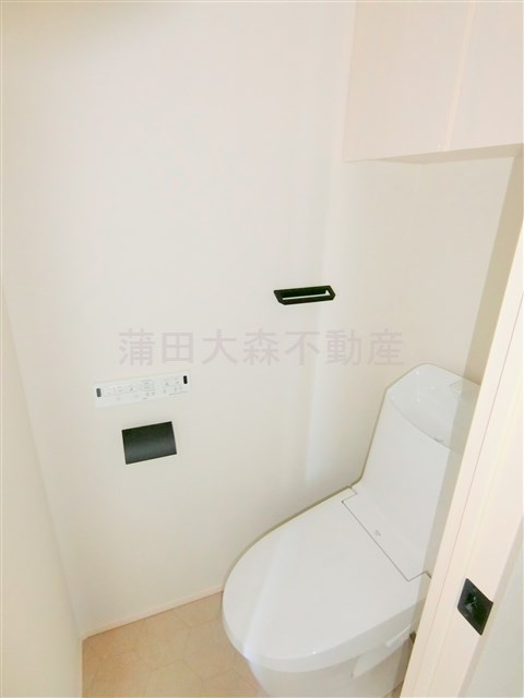 WHARFワーフ蒲田westのトイレ|棚収納と温水洗浄便座付きのトイレ　