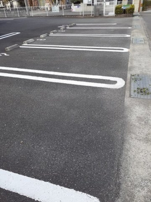 【駐車場】 | ヴィラージュ | 駐車場があるので、車を買う予定の方も安心です