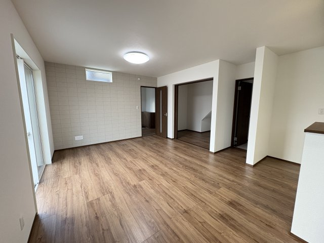 【居間・リビング】 | 本庄市西五十子第２期　ワイウッドコート　新築戸建　全7区画　1号棟