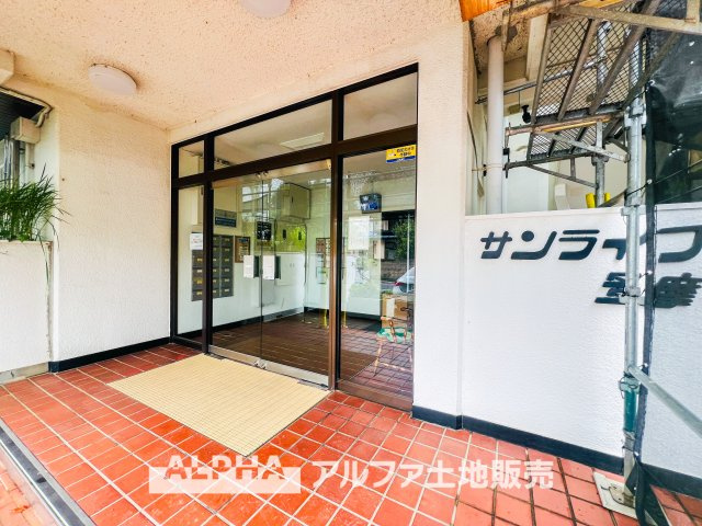 サンライフ多摩のエントランス|【Entrance】
◆エントランス◆管理の行き届いた綺麗なエントランスは、扉を開けると温もりと幸せと楽しさいっぱいの我が家に帰ってきたんだなと落ち着く瞬間。