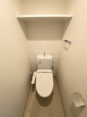 【トイレ】 | エステムコート中之島ＧＡＴＥⅡ | 予備のトイレットペーパーや洗剤などを置ける棚が上部に♪