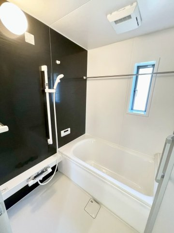 平屋の建売分譲！耐震等級３！ご成約プレゼント対象物件！の前面道路含む現地写真