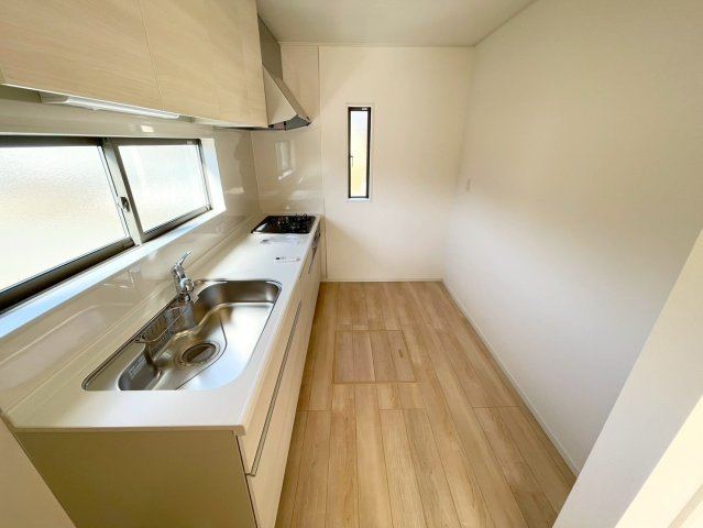 平屋の建売分譲！耐震等級３！ご成約プレゼント対象物件！の前面道路含む現地写真