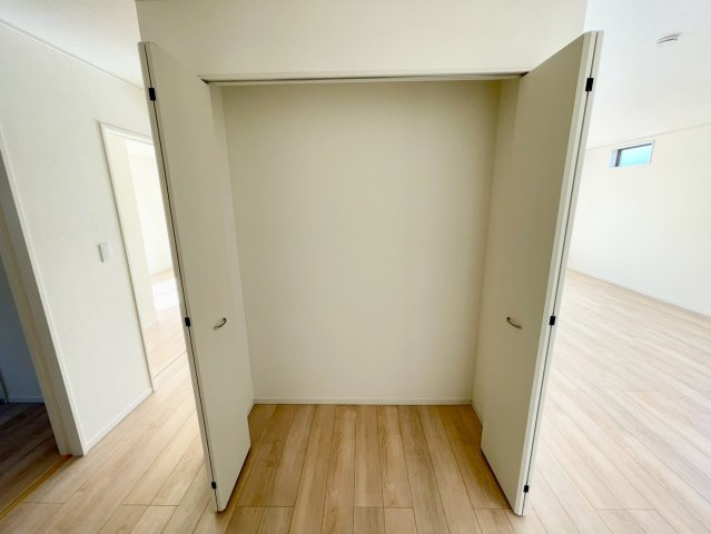 平屋の建売分譲！耐震等級３！ご成約プレゼント対象物件！の前面道路含む現地写真