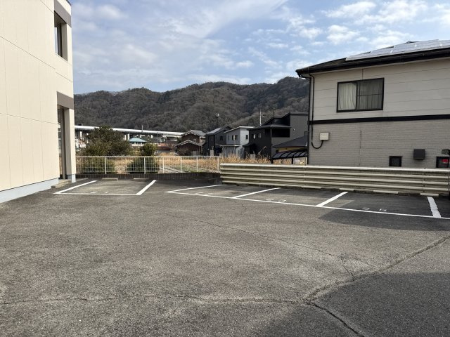 ピア・ルミナス2番館の駐車場