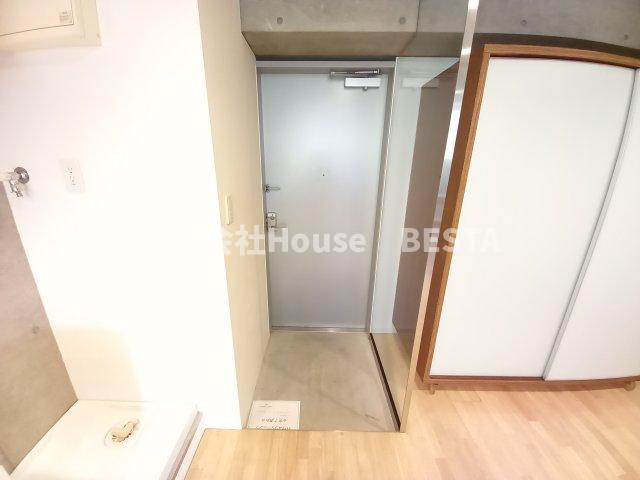 イーストヴィレッジ三宮の玄関