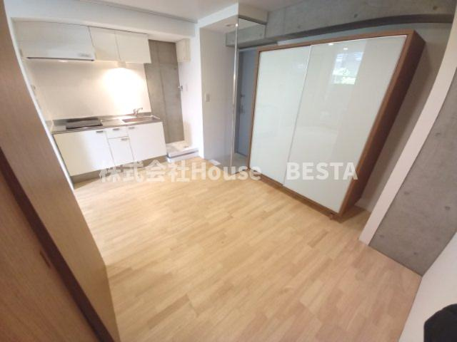 イーストヴィレッジ三宮の洋室