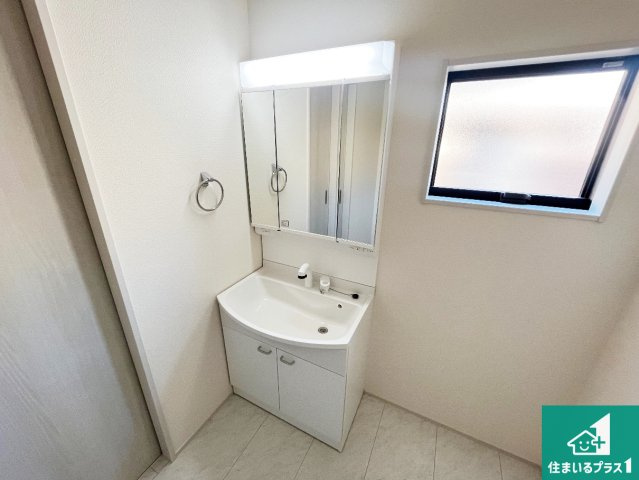 加古川市平岡町二俣　新築一戸建ての独立洗面台|清潔感のある洗面台です。フラットな鏡は掃除がしやすく毎日清潔！鏡裏には収納があるのでスッキリとした洗面台が保てます。