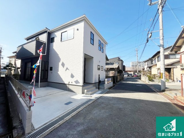 加古川市平岡町二俣　新築一戸建ての前面道路含む現地写真|周辺は閑静な住宅街！前面道路広々で車の出し入れも便利です。駐車が苦手な方でも安心して車庫入れできます！