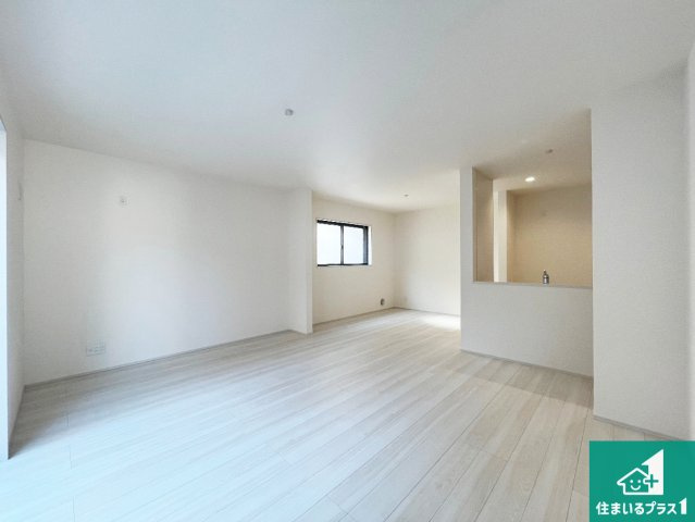 加古川市平岡町二俣　新築一戸建ての居間・リビング|日当たり良好の明るいリビングで朝の目覚めもスッキリできそう！対面キッチンでご家族のコミュニケーションも自然と増える設計！小さなお子様が遊ぶスペースを作っても広々とくつろげるLDK！