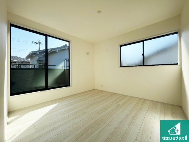 加古川市平岡町二俣　新築一戸建ての洋室|シンプルな洋室は、自分好みのインテリアが楽しめます♪ご家族とインテリアや家具を選びに行くのは新築購入時の醍醐味の一つです。ぜひお楽しみください♪