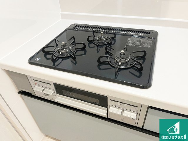 加古川市平岡町二俣　新築一戸建ての設備|ダブル高火力Ｓｉセンサー付きコンロ！３口あるので、まとめて料理をする時も大活躍！