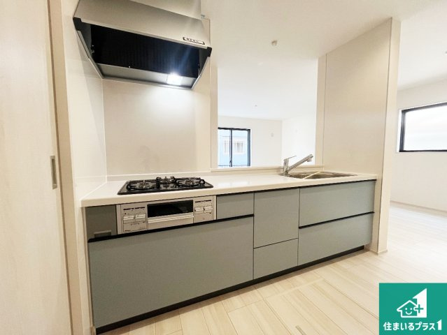 加古川市平岡町二俣　新築一戸建てのキッチン|子供を見守りながらお料理が出来るため家族のコミュニケーションか増えます♪スペースが広く確保されている為お子様が大きくなったときは一緒に料理を楽しめます♪