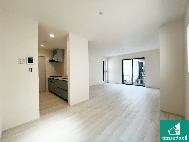 加古川市平岡町二俣　新築一戸建ての居間・リビング|明るいリビングで朝の目覚めもスッキリできそう！対面キッチンでご家族のコミュニケーションも自然と増える設計！小さなお子様が遊ぶスペースを作っても広々とくつろげるLDK！