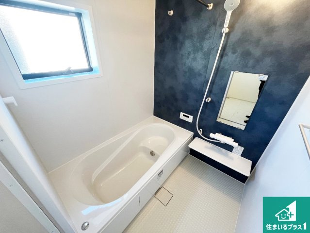 加古川市平岡町二俣　新築一戸建ての浴室|足をゆったり伸ばして寛げる浴槽です。窓が設けられていますので差し込む光が明るく穏やかな雰囲気にしてくれます♪浴室乾燥機も設置しているので、雨の日の洗濯物も安心です♪