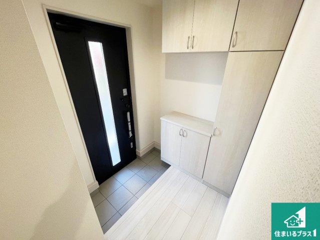 加古川市平岡町二俣　新築一戸建ての玄関|シューズボックスにはたくさんの靴が収納できるので玄関周りはいつもスッキリ！ご家族が増えても安心！