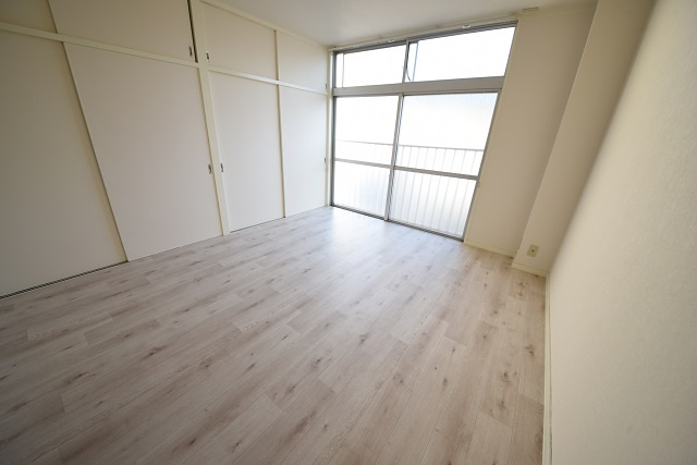 呉日興マンションの洋室