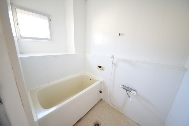 呉日興マンションの浴室