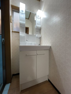 【独立洗面台】 | 見世１丁目 | 清潔感ある洗面台は、身だしなみチェックや肌のお手入れに最適です。