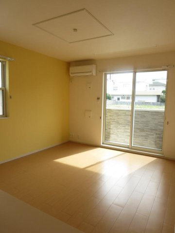 ミルト西新浜Ⅰの居間・リビング|使いやすい居間です