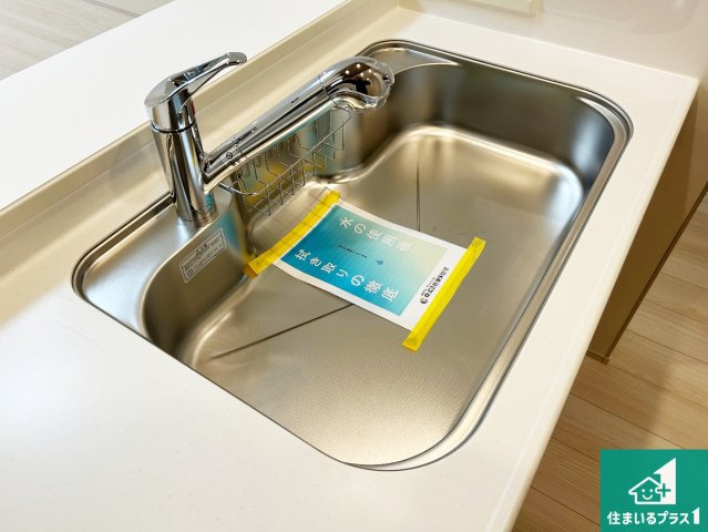 藤井寺市小山　新築一戸建ての独立洗面台|清潔感のある洗面台です。フラットな鏡は掃除がしやすく毎日清潔！ホースは引き出して使えるので洗顔やお掃除の際に便利です！