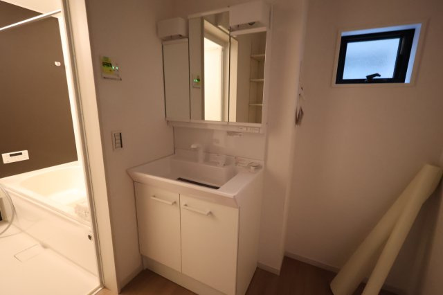 《仲介手数料無料》西区大字内野本郷929-16(全1戸)新築一戸建てリガーレの独立洗面台|撮影日 2025年12月1日 16:00 晴れ