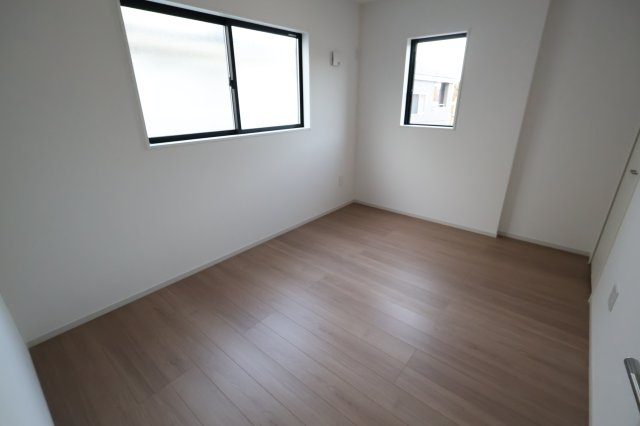 《仲介手数料無料》西区大字内野本郷929-16(全1戸)新築一戸建てリガーレの洋室|撮影日 2025年12月1日 16:00 晴れ