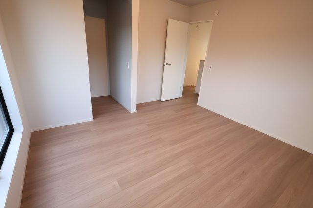 《仲介手数料無料》西区大字内野本郷929-16(全1戸)新築一戸建てリガーレの洋室|撮影日 2025年12月1日 16:00 晴れ