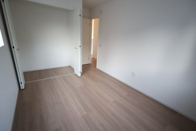 《仲介手数料無料》西区大字内野本郷929-16(全1戸)新築一戸建てリガーレの洋室|撮影日 2025年12月1日 16:00 晴れ