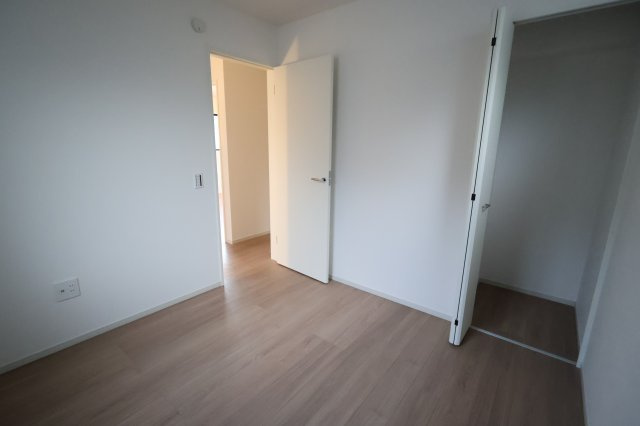 《仲介手数料無料》西区大字内野本郷929-16(全1戸)新築一戸建てリガーレの洋室|撮影日 2025年12月1日 16:00 晴れ