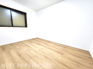 【洋室】 | 尼崎市稲葉荘４丁目中古戸建 | ２階真ん中の洋室６帖です♪室内は令和７年９月リフォーム済み！お待たせ無しで即ご入居していただけます！！