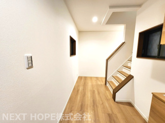 【内装】 | 尼崎市稲葉荘４丁目中古戸建 | 玄関からホールです♪室内は令和７年９月リフォーム済み！お待たせ無しで即ご入居していただけます！！