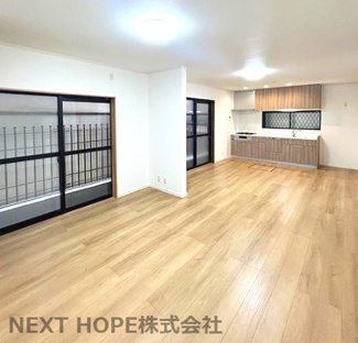 【居間・リビング】 | 尼崎市稲葉荘４丁目中古戸建 | LDKは約17帖の大空間です♪休日もご家族がゆったり過ごせる素敵な空間です！！室内は令和７年９月リフォーム済み！お待たせ無しで即ご入居していただけます！！