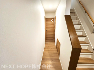 【内装】 | 尼崎市稲葉荘４丁目中古戸建 | ２階への階段です♪