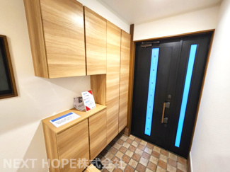 【玄関】 | 尼崎市稲葉荘４丁目中古戸建 | スッキリとした玄関です♪大きなシューズBOXが設けられております♪ご家族のたくさんの靴もスッキリ収納できますね！