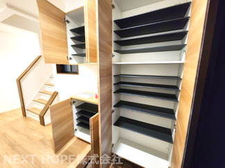 【玄関】 | 尼崎市稲葉荘４丁目中古戸建 | シューズBOXの中です♪たくさんの靴が収納できます！！