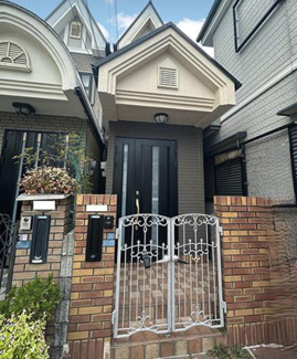 【外観】 | 尼崎市稲葉荘４丁目中古戸建 | 平成１３年５月建築！令和７年９月室内外リフォーム済み♪お待たせ無しで即ご入居していただけます！ぜひ現地で素敵な室内をご覧ください！お気軽にお問い合わせを！！