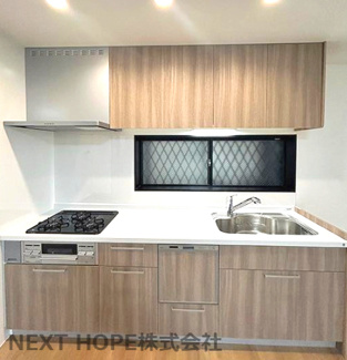 【キッチン】 | 尼崎市稲葉荘４丁目中古戸建 | 新品のシステムキッチンです♪シンク前には窓も有り、明るく快適です！！食器洗い乾燥機付きで食後の後片付けはお任せですね！！
