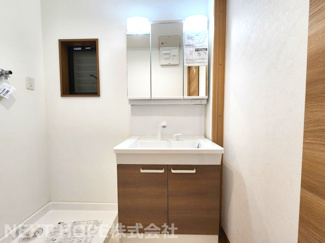 【独立洗面台】 | 尼崎市稲葉荘４丁目中古戸建 | 新品の洗面化粧台です♪シャワー水栓で使い勝手も良いです！鏡は三面鏡になっております♪