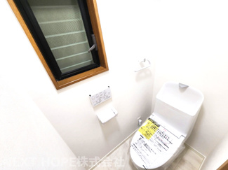 【トイレ】 | 尼崎市稲葉荘４丁目中古戸建 | トイレは１階・２階に設けられております！こちらは１階部分の新品のトイレです♪水廻り全てが新品で気持ちよくご入居していただけます！！