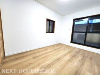 【洋室】 | 尼崎市稲葉荘４丁目中古戸建 | ２階バルコニーに面した洋室６帖です♪明るく開放的な室内です！ぜひ現地でご確認ください！！