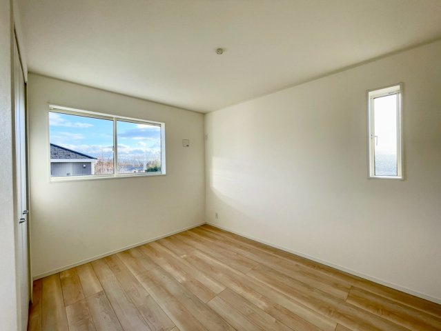 佐久北インターまで3分！耐震等級３！ご成約プレゼント対象物件！の前面道路含む現地写真